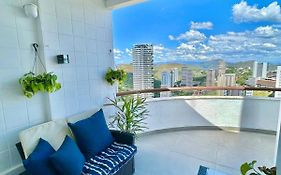 Linda cobertura duplex com varanda no Vila da Serra